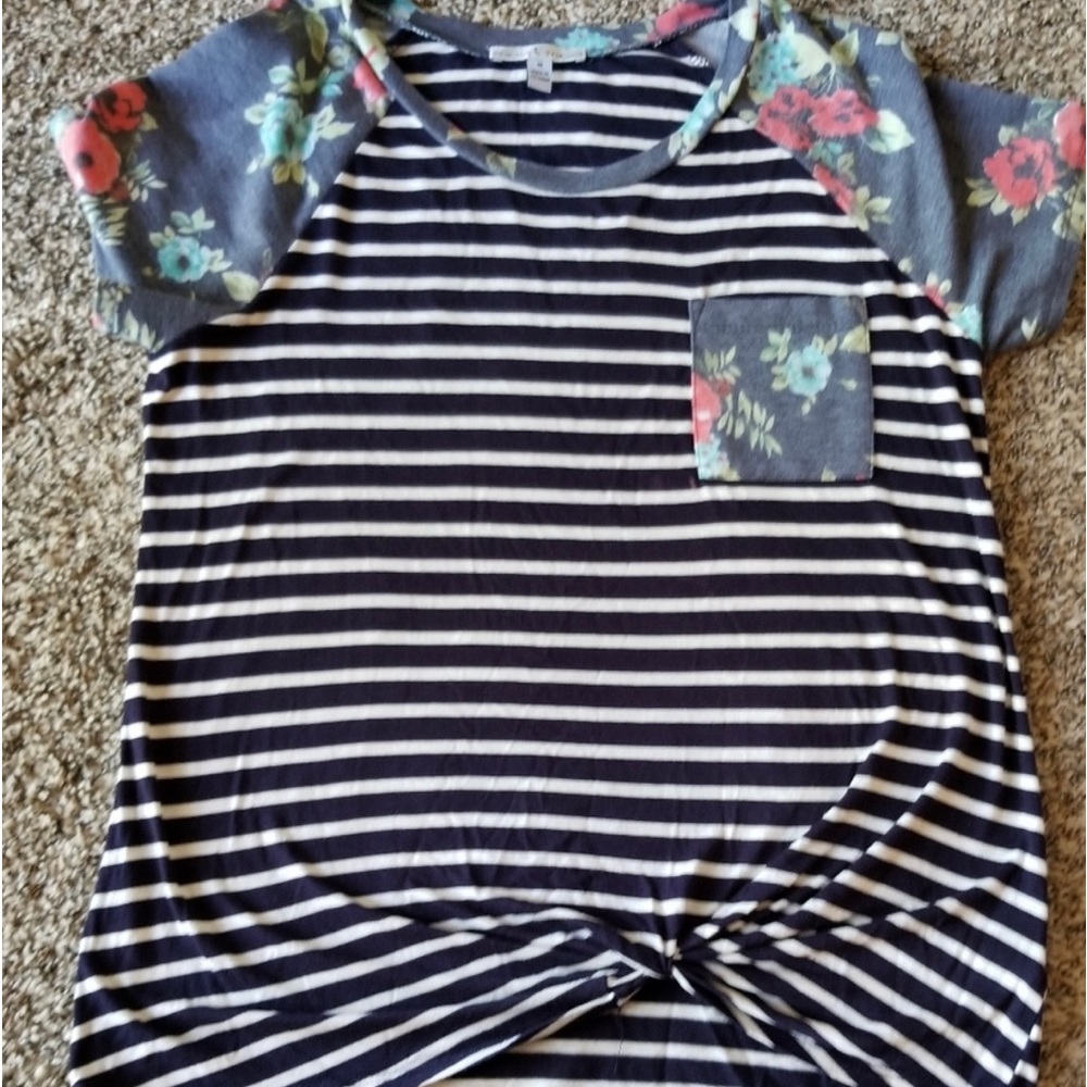 Moa Moa Top, size Medium w/ cute twist at the bottom. Reposh, too small. Bundle!